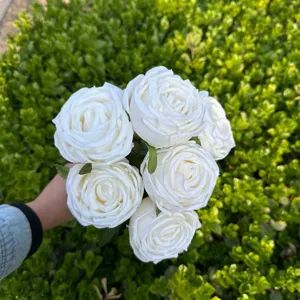 Vista macro dettagliata di un bouquet di 7 rose artificiali bianche per decorazioni nuziali