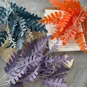 Realistische kunstmatige robinia bladeren in blauw, oranje en paars voor bruiloftsdecor
