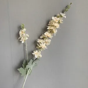 Detailansicht eines champagnerfarbenen Kunstblumenstiels für Hochzeiten und Bühnenbilder