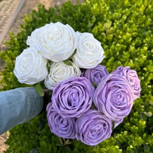 Vista dettagliata di un bouquet di 7 rose artificiali bianche e viola per matrimoni