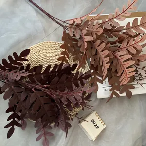 Realistische kunstmatige acaciabladeren met 5 takken in aardebruin voor decoratie.