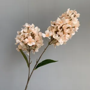 Elegante Nahaufnahme champagnerfarbener Kunstblumen für Hochzeits- und Heimdekoration.