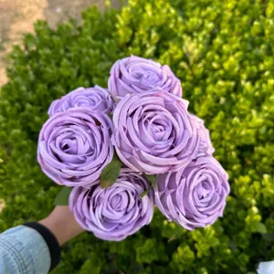Primo piano di un bouquet di 7 rose artificiali viola per decorazioni nuziali eleganti
