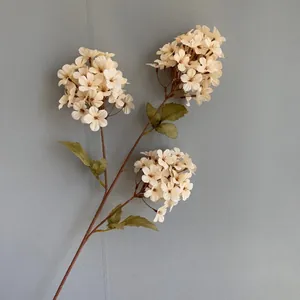 Elegante Detailansicht von champagnerfarbenen Kunstblumen für die Hochzeitsdekoration.