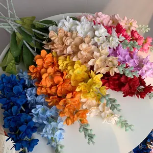 Primer plano de flores artificiales de delfinio y jacinto flocadas en varios colores