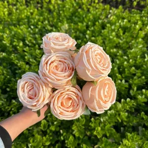 Dettaglio di un bouquet di 7 rose artificiali color pesca per decorazioni nuziali.