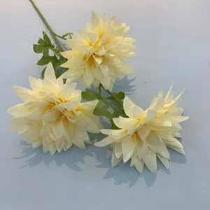 Nahaufnahme von drei champagnerfarbenen Kunstblumen für elegante Hochzeitsdekoration.