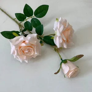 Nahaufnahme eines champagnerfarbenen künstlichen Rosenzweigs mit Seidenblumen