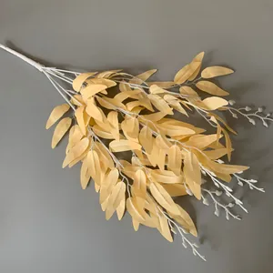 Detailansicht champagnerfarbener künstlicher Weidenblätter für die Hochzeitsdeko.