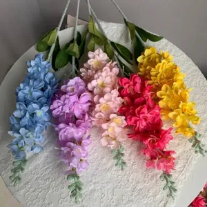 Vista detallada de flores de delfinio artificiales en cinco colores vibrantes para decoración