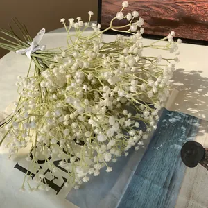 Primer plano detallado de un ramo de paniculata artificial blanca con 108 cabezas