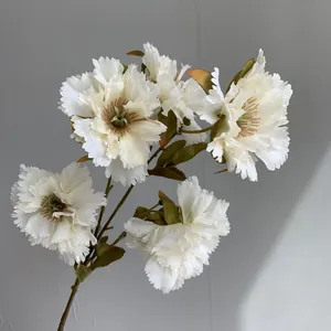Detaillierte Makroansicht hellchampagnerfarbener Kunstblumen für elegante Hochzeit