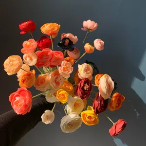 Ästhetische Nahaufnahme eines bunten künstlichen Ranunkel-Bouquets für die Hochzeitsdekoration