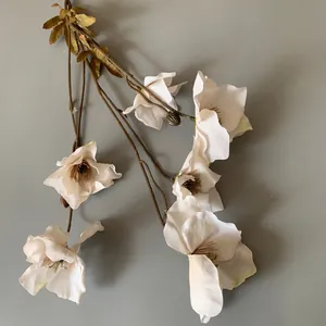 Nahaufnahme von realistischen champagnerfarbenen Kunstblumen für Hochzeitsdeko.