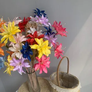 Lebhafte farbenfrohe künstliche 3-Kopf-Lilien in Glasvase für Hochzeit und Wohndeko