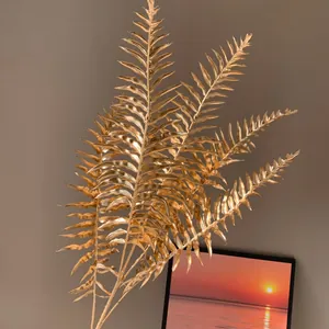 Elegante künstliche goldene Farnblätter für moderne Heimdekoration und Blumenarrangements.