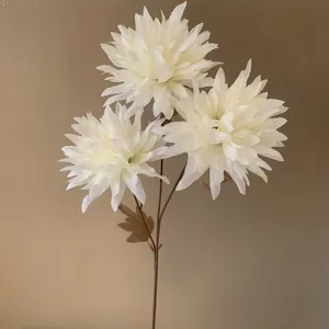 Détail d'un chrysanthème flamme artificiel blanc à 3 têtes pour une décoration de mariage