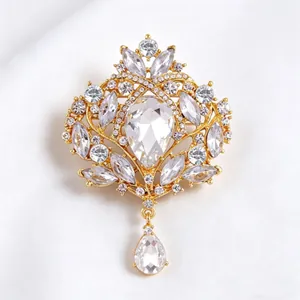 Gros plan d'une broche couronne vintage en strass avec un élégant cristal en poire