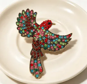 Detaillierte Nahaufnahme einer Vintage-Elster-Brosche mit bunten, funkelnden Strasssteinen