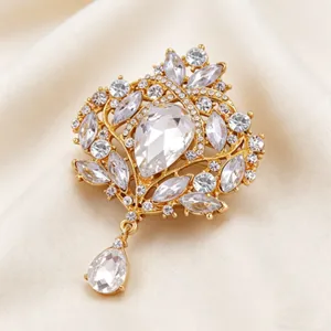 Vue détaillée d'une élégante broche couronne vintage avec des strass facettés clairs
