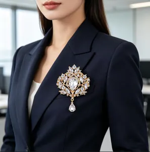 Broche couronne vintage avec cristaux étincelants sur le revers d'un blazer bleu marine.