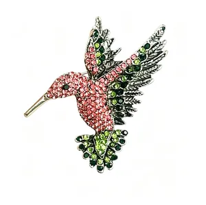 Squisita spilla a forma di colibrì colorato con strass rosa e verdi scintillanti detaglio
