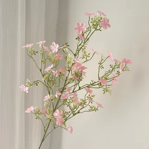 Nahaufnahme von rosa künstlichem Schleierkraut im weichen pastoralen Landhausstil.