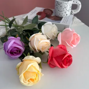 Gedetailleerd overzicht van kleurrijke kunstmatige rozen voor de mooiste decoratie