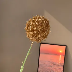 Gros plan d'une fleur de pissenlit artificielle dorée pour décoration du Nouvel An