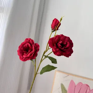 Vista detallada de una rosa roja oscura artificial de 3 cabezas para decoración del hogar