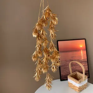 Vue détaillée d'une branche florale suspendue dorée pour la décoration du Nouvel An