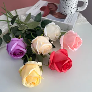 Gedetailleerd overzicht van kunstmatige rozen in diverse kleuren voor decoratie