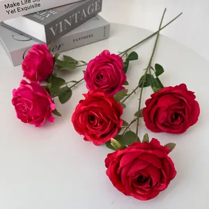 Vista detallada de rosas artificiales de tres cabezas para decoración del hogar