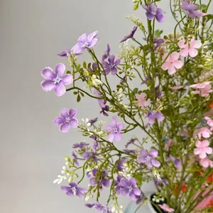 Elegante bouquet di fiori di gipsofila artificiali viola e rosa per l'arredo di casa