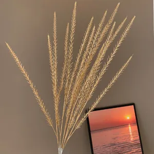 Vue détaillée d'élégantes tiges de blé artificielles dorées pour décoration festive