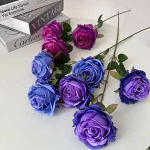 Vista detallada de rosas de seda artificiales en color púrpura oscuro y azul