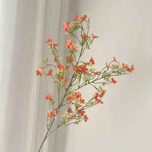 Eleganti fiori artificiali di gipsofila arancione per decorazione casa