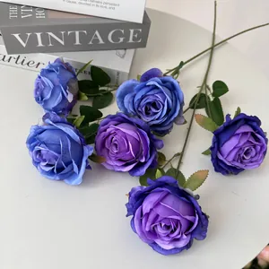 Primer plano detallado de rosas artificiales de color púrpura oscuro con seda