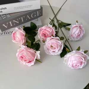 Primer plano detallado de rosas de seda artificiales rosa con pétalos y hojas realistas