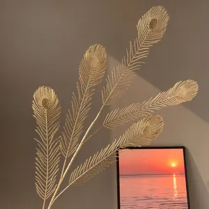 Détail de branches de plumes de paon artificielles dorées avec un fini métallique