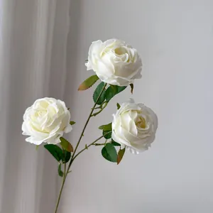 Imagen detallada de rosas de seda blancas artificiales de tres cabezas con tallos verdes reales