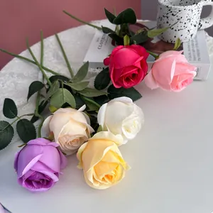 Levensechte kunstmatige rozen in diverse kleuren voor bruiloft en huisdecoratie.