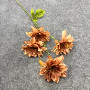 Detailansicht eines künstlichen Dahlienzweigs mit 3 Köpfen für herbstliche Hochzeitsdeko