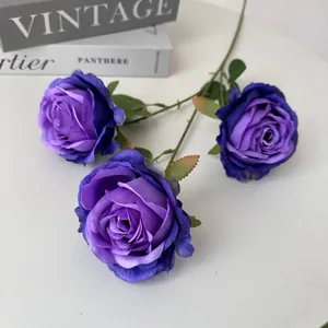 Primer plano de rosas artificiales color púrpura oscuro con pétalos de seda.