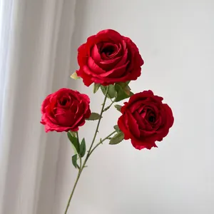 Primer plano de tres rosas rojas de seda artificial para una decoración de boda elegante