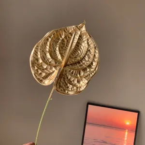 Élégante feuille d'anthurium dorée artificielle avec texture métallique pour décoration