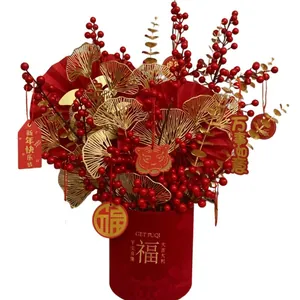 Arrangement floral festif du Nouvel An chinois avec baies rouges et feuilles d'or