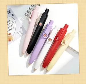 Primo piano di mini penne gel colorate portatili con creativi elementi rotanti