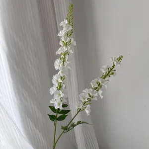 Vue détaillée de fleurs de dauphinelle artificielles blanches avec pétales délicats