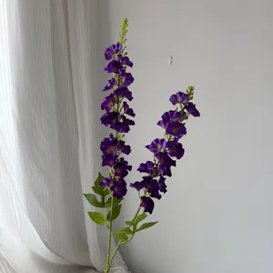Vue détaillée de fleurs de dauphinelle violettes artificielles aux pétales vibrants.